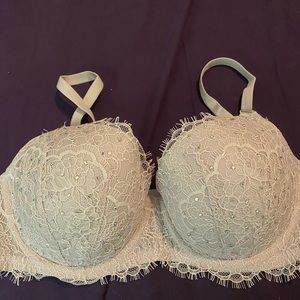 EUC VS Lavender w/ Rhinestones Bra 32DD